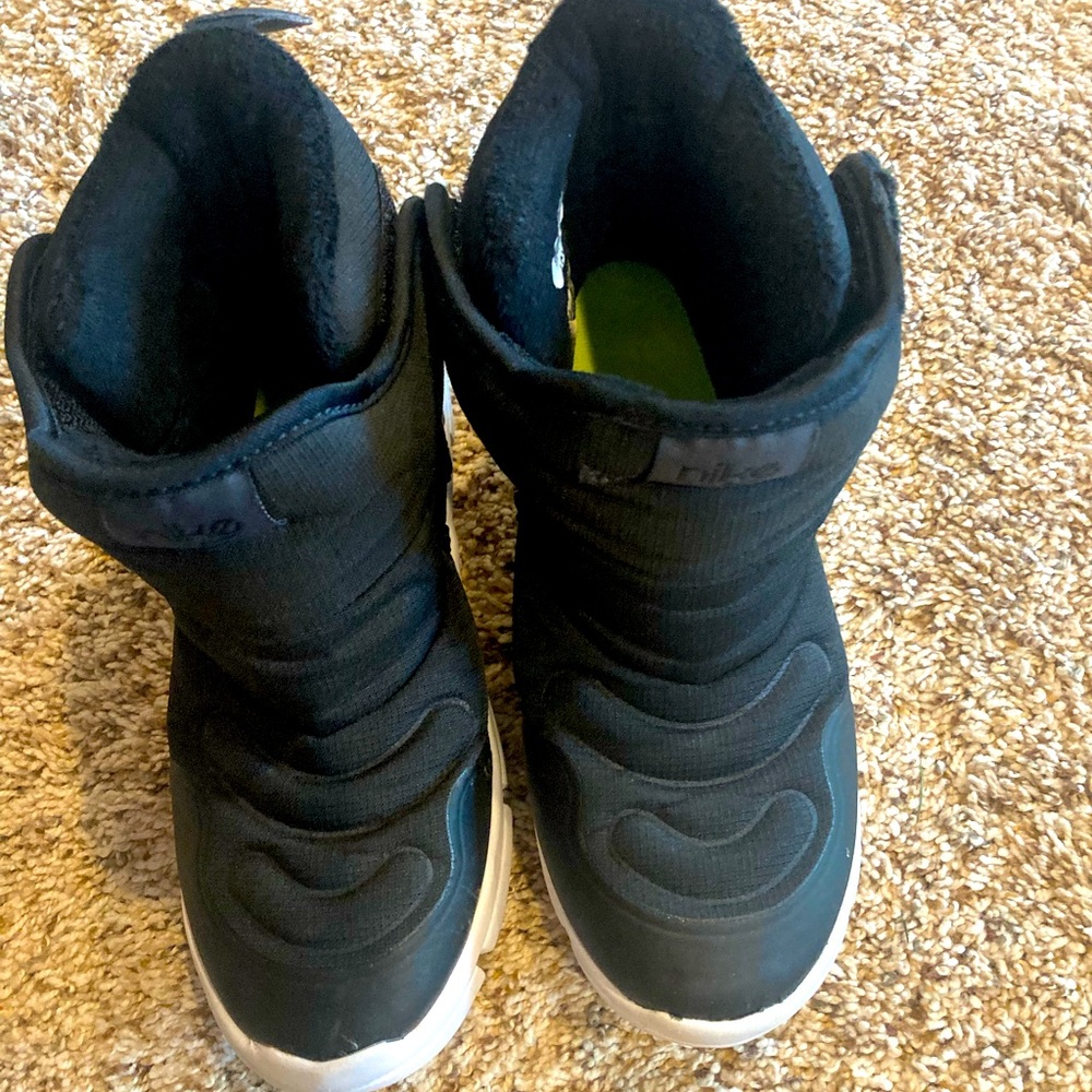 $35 Nike like new kids snow boots youth size 1.5
